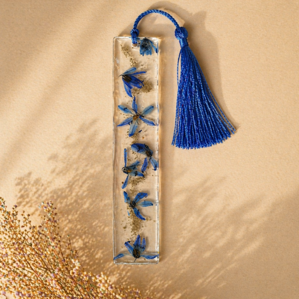 Zakładka z żywicy z suszonymi kwiatami – niebieska, ręcznie robiona