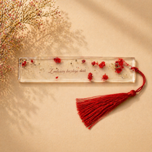 Zakładka z żywicy z suszonymi kwiatami – czerwona, ręcznie robiona