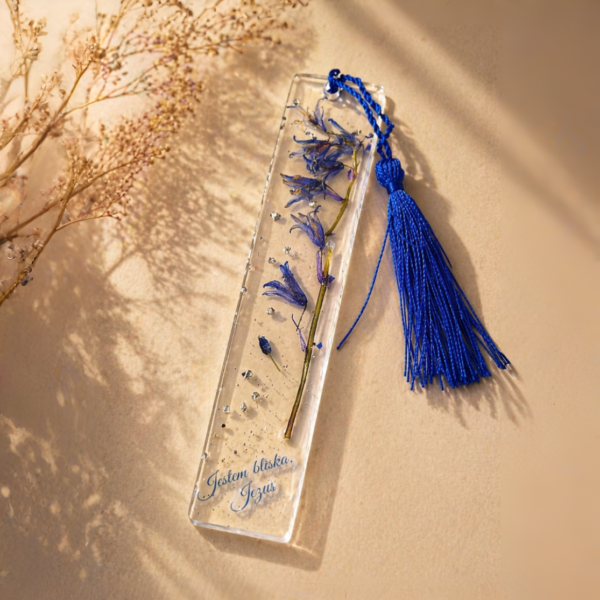 Zakładka z żywicy z suszonymi kwiatami – niebieska, ręcznie robiona